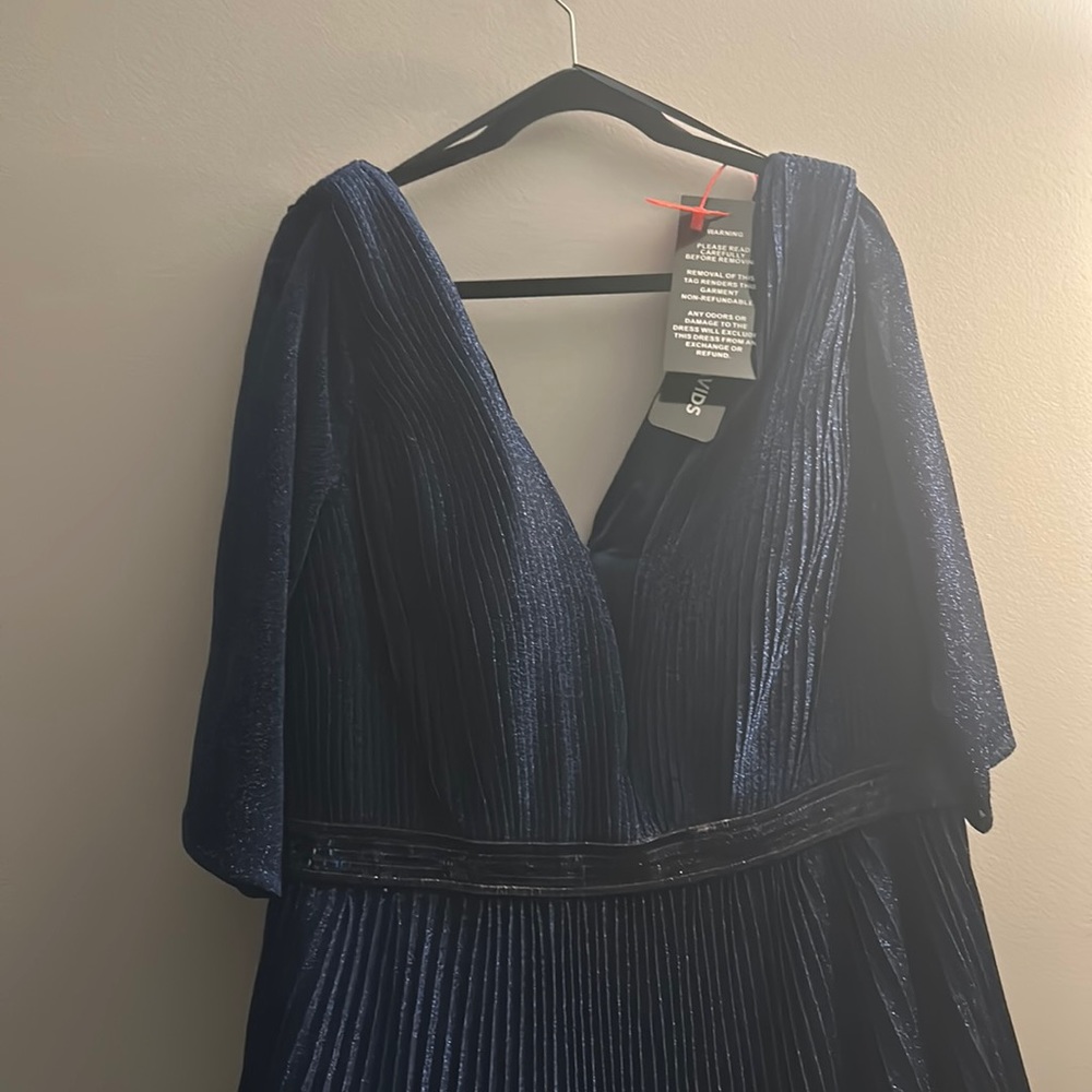 New with tags Dylan & David’s navy shimmer formal dress.